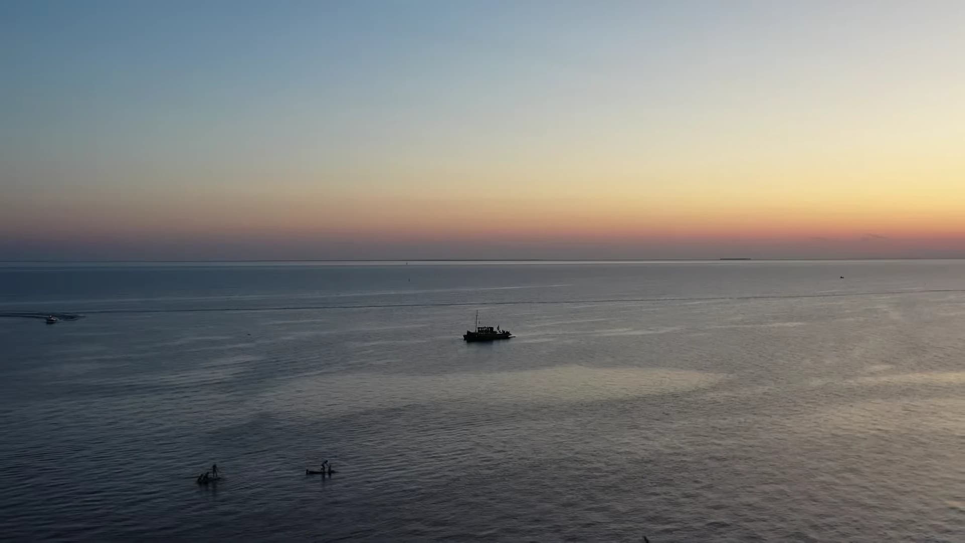 Luchtbeeld van de haven en vuurtoren van Urk bij zonsondergang.