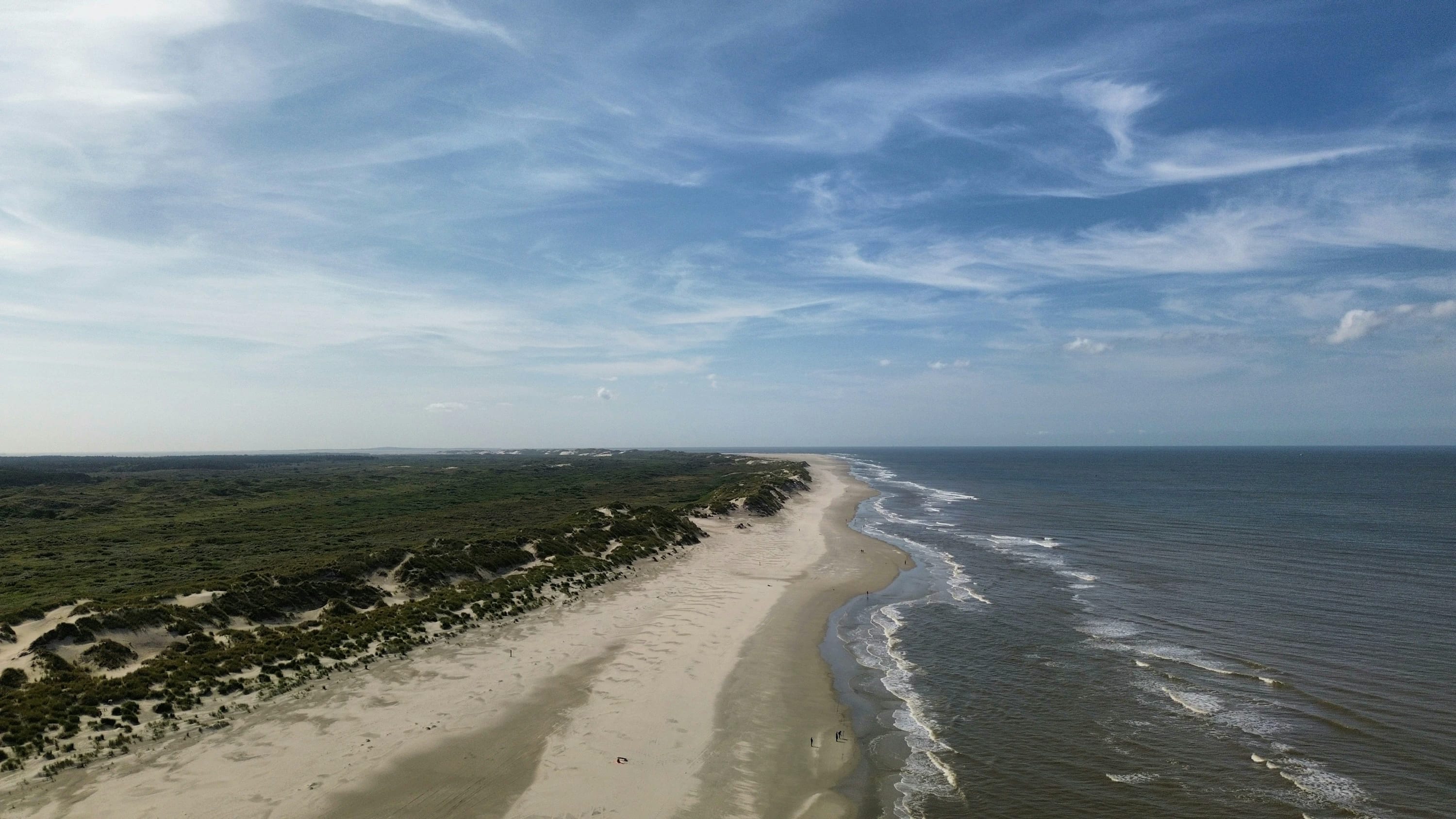 Luchtfoto van duinen, strand en Noordzee op Terschelling.