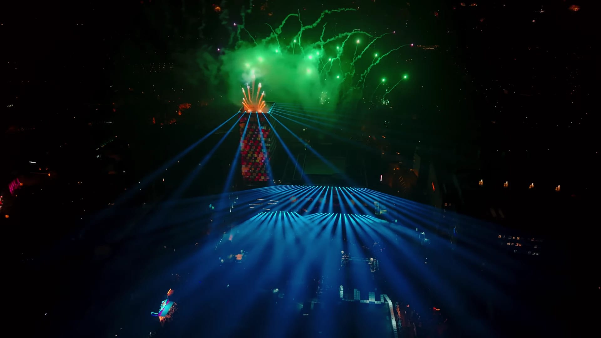 Dronebeeld van kleurrijk vuurwerk en lichtbundels boven Eindhoven.