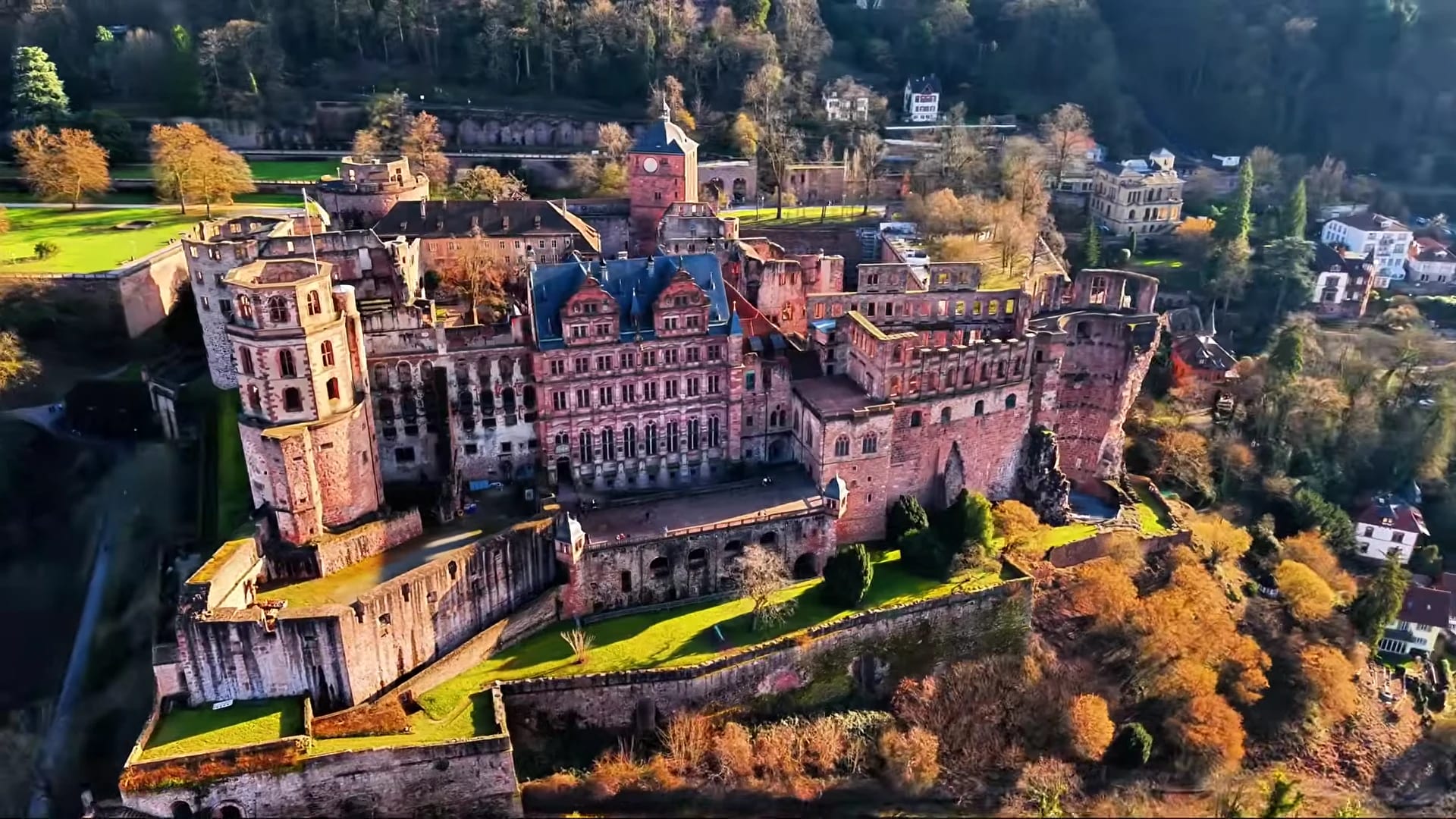 Luchtbeeld van het slot van Heidelberg in warm licht.