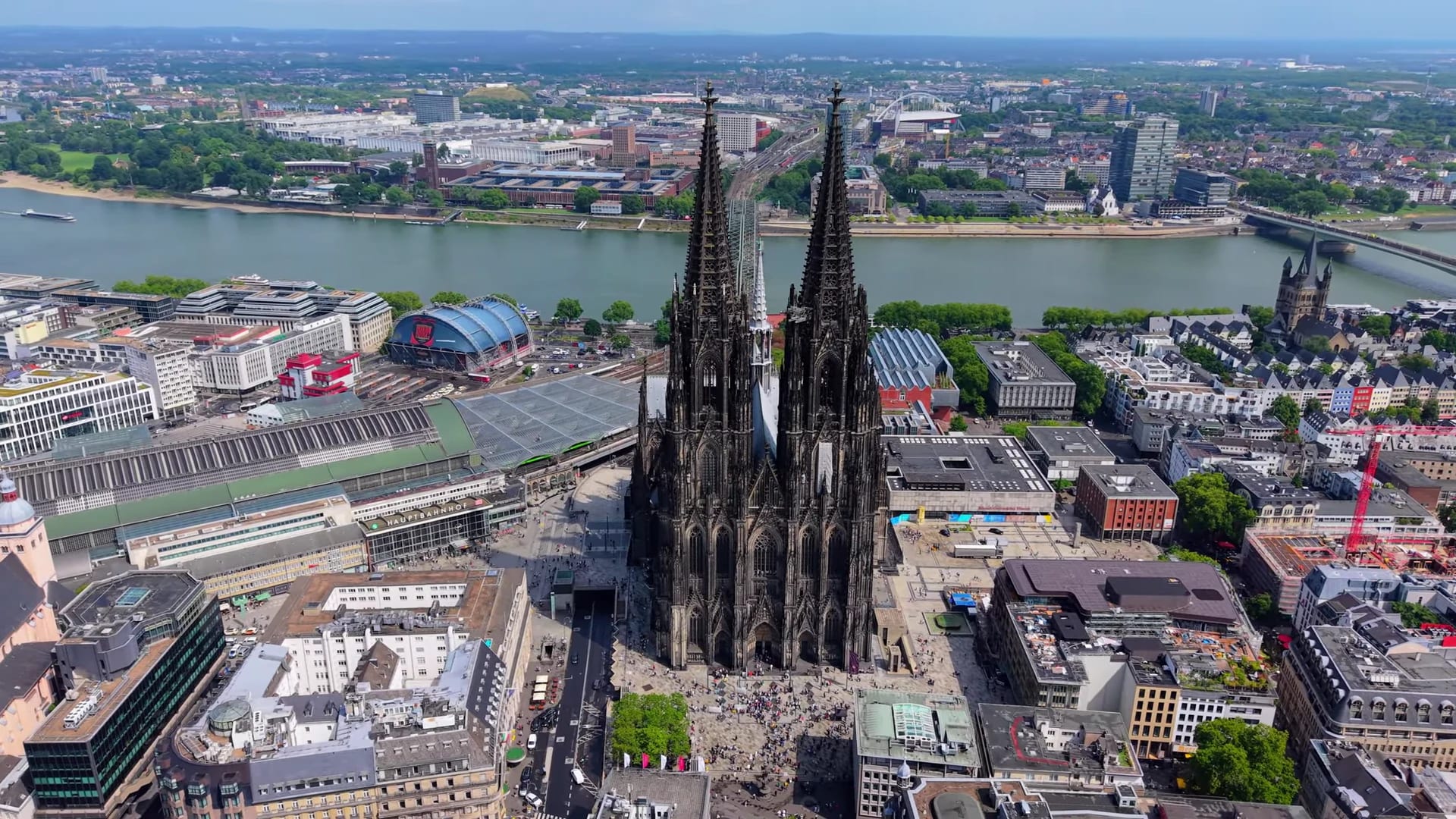 Luchtbeeld van de Kölner Dom, de Rijn en de stad Keulen.