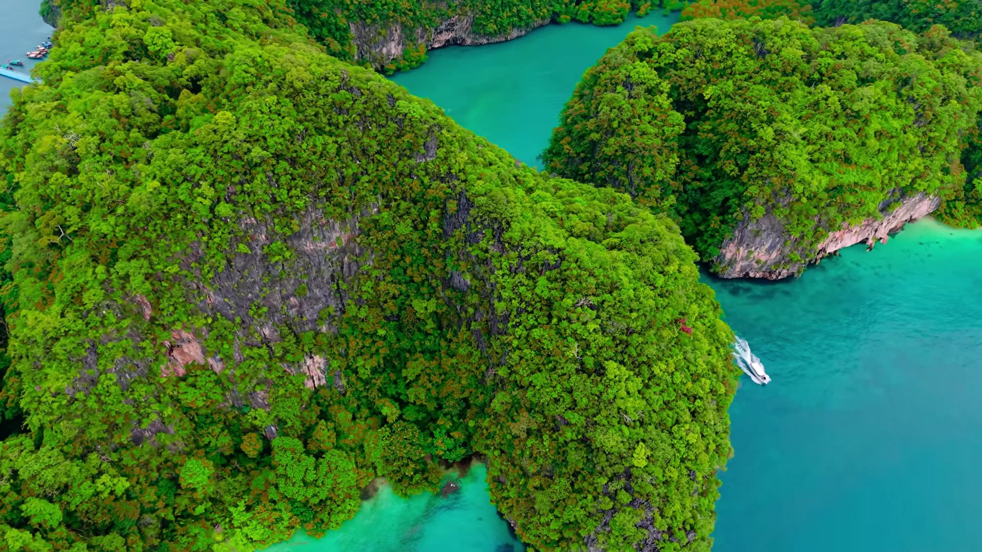 Luchtbeeld van kalkstenen rotsen en turquoise water in Thailand.