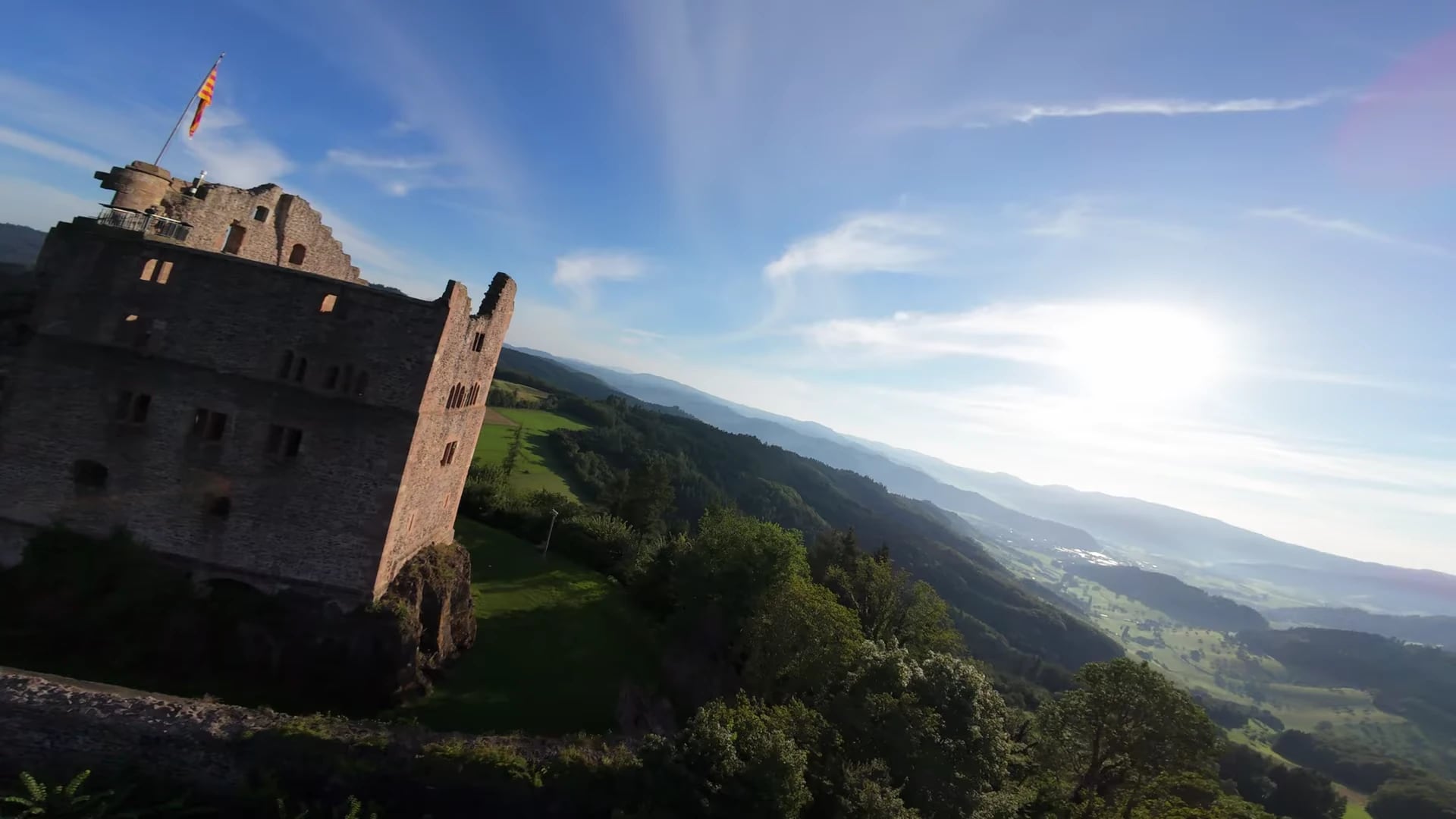FPV-luchtbeeld van Burg Hohengeroldseck in Duitsland. — foto 1