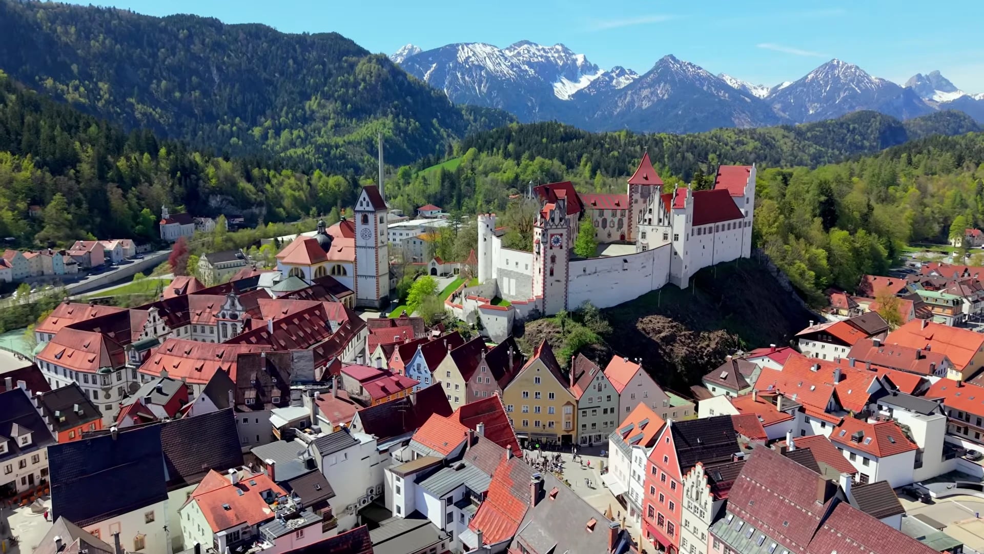 Luchtbeeld van een kasteel en Alpenlandschap bij Füssen.