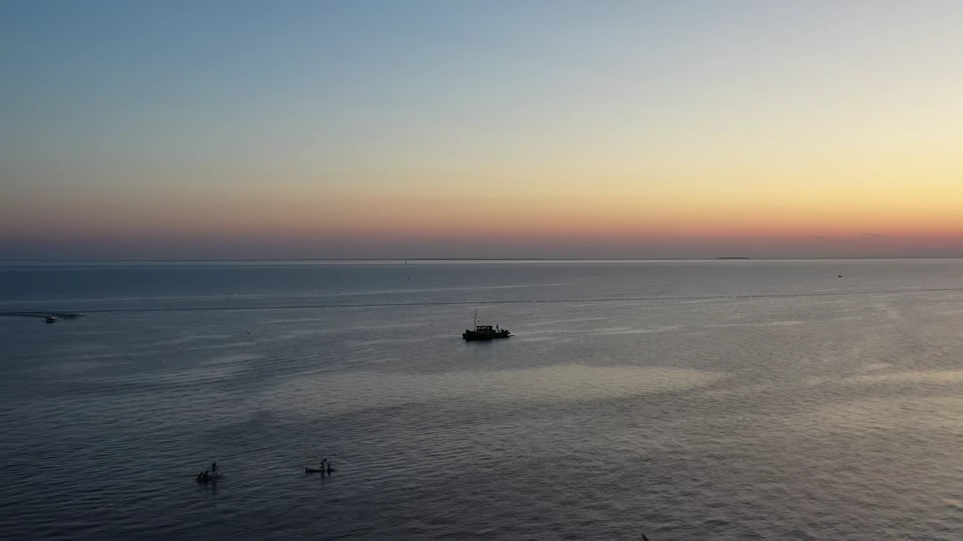 Luchtbeeld van de haven en vuurtoren van Urk bij zonsondergang. — foto 1